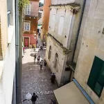 Lara Apartman *