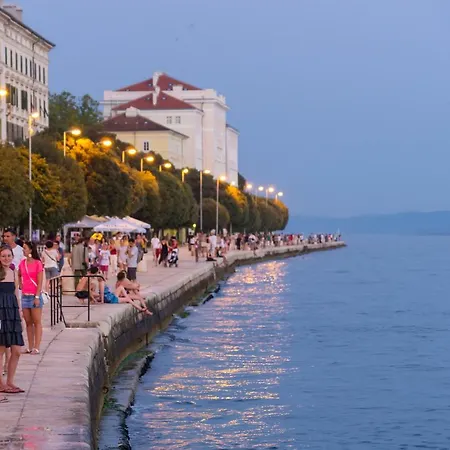 Lara Apartman *